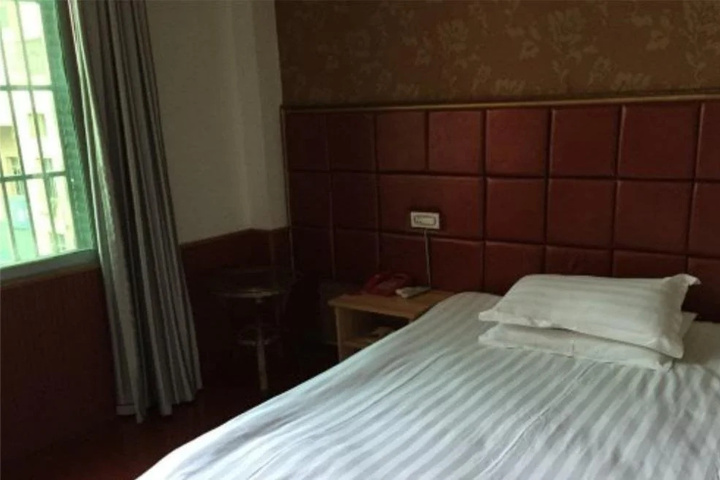 Room 6 of 13