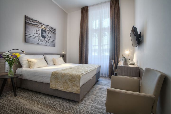 Room 8 of 50