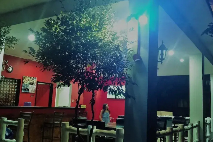 Dining 11 of 13