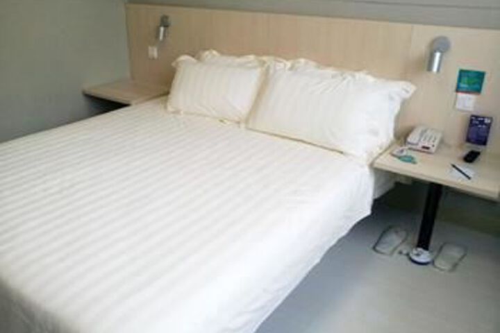 Room 9 of 29