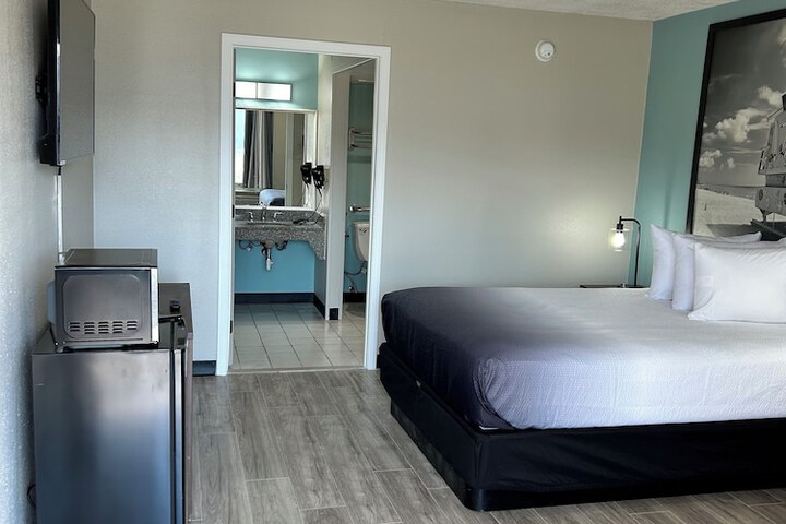 1 Queen Bed (12 of 14)