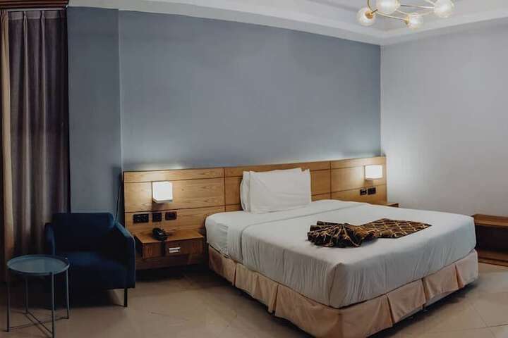 Room 33 of 173