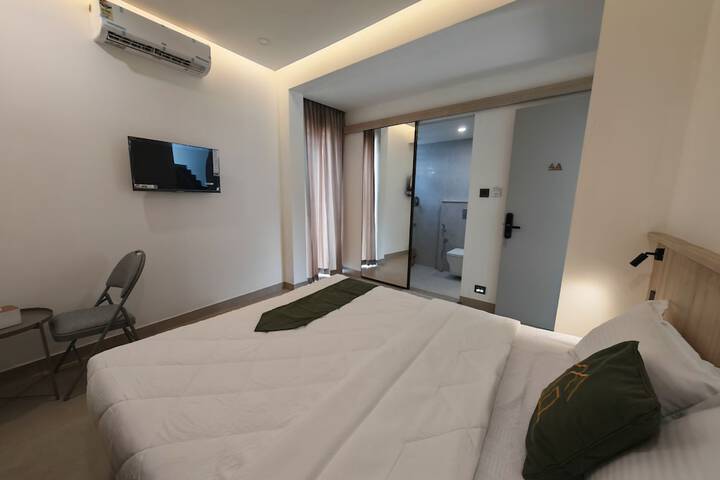 Room 3 of 8