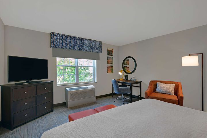 1 King Shower Only with Refrigerator, Microwave (2 of 18)