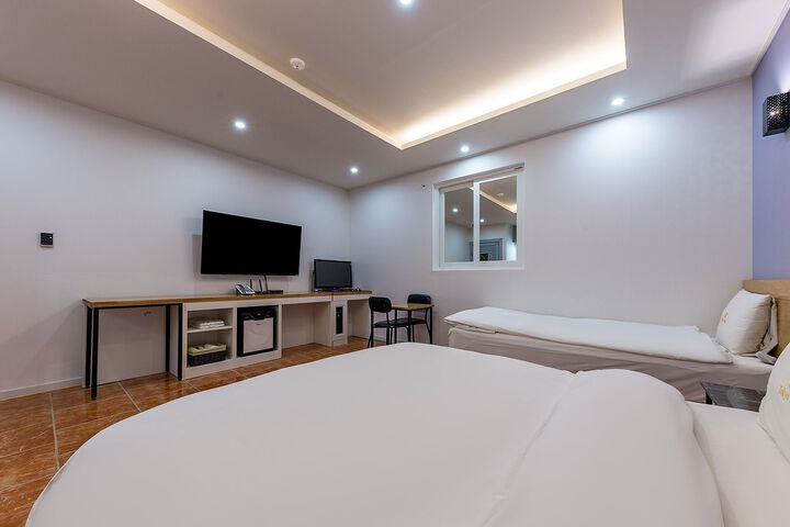 Room 53 of 63