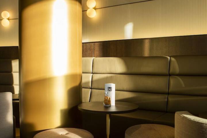 Lounge 65 of 100