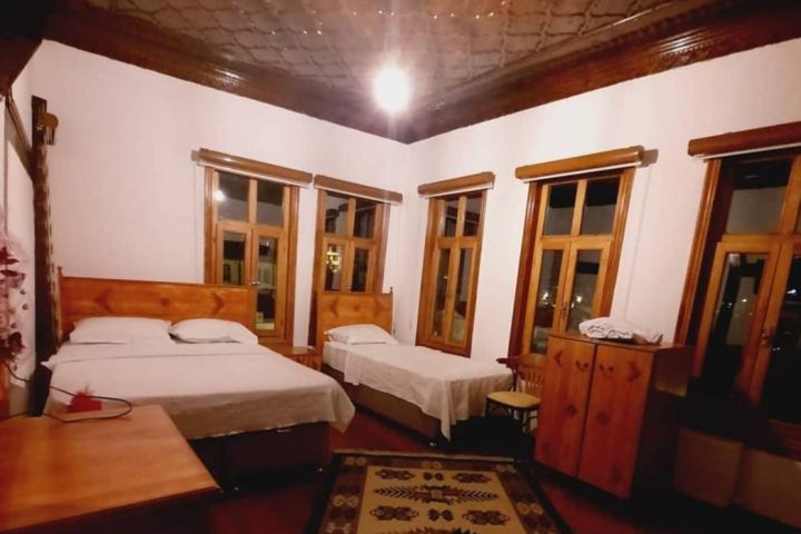 Room 5 of 16