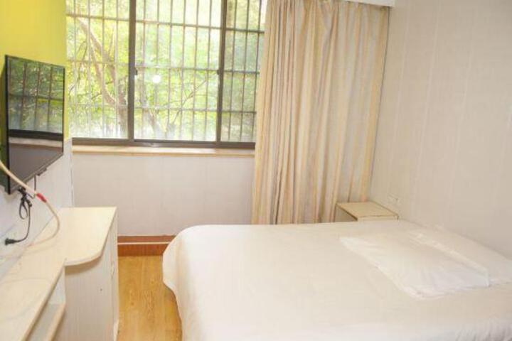 Yibai Liangpin Hotel (Shanghai Fudan Pediatric Hospital Nanfang Mall)