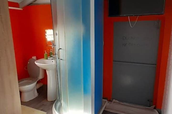 Room 10 of 28