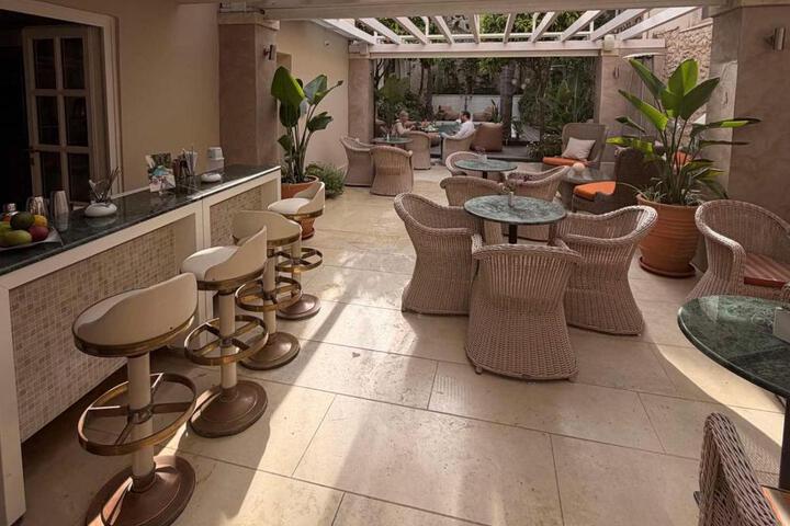 Lounge 3 of 23