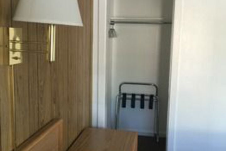 Room 9 of 11