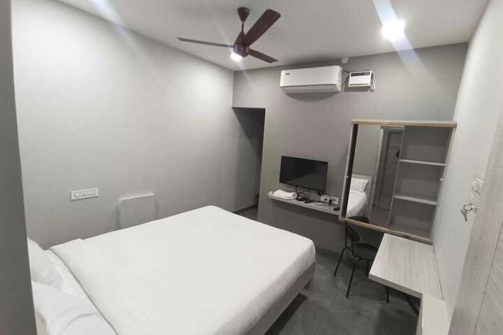 Room 6 of 10
