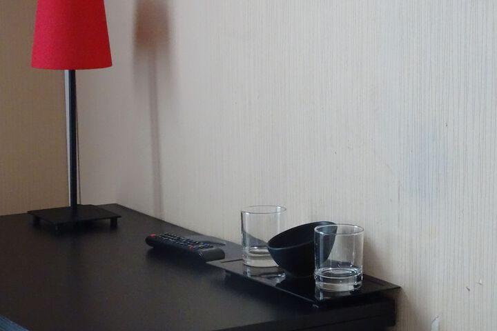 Room 27 of 76