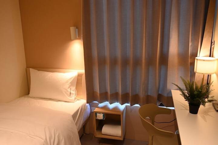Room 27 of 142