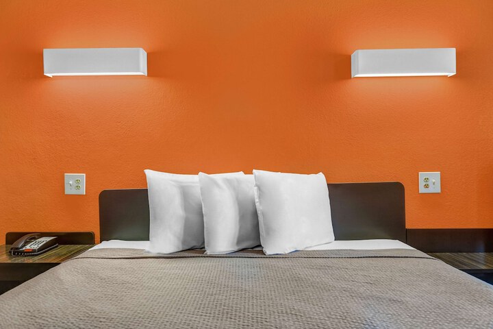 Room 8 of 28