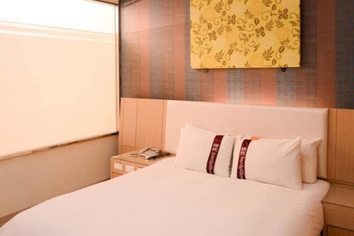 Room 33 of 64