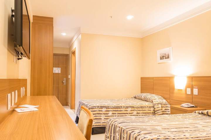 Room 33 of 198