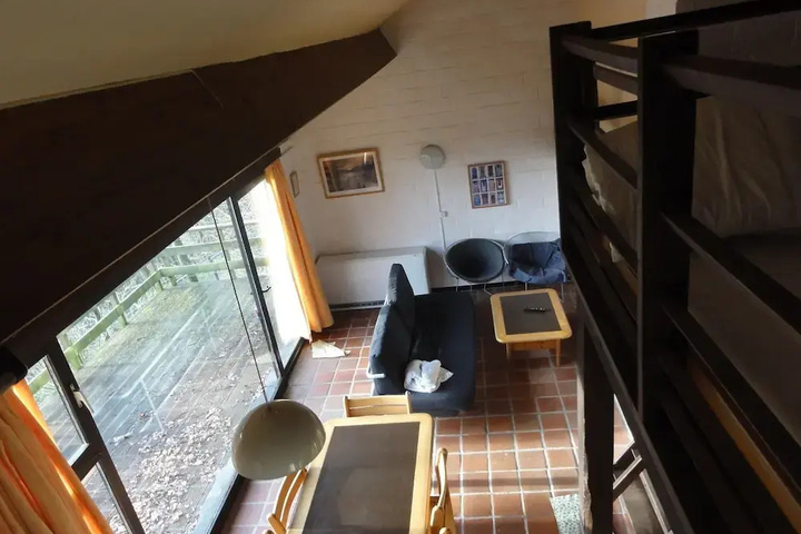 Room 5 of 8