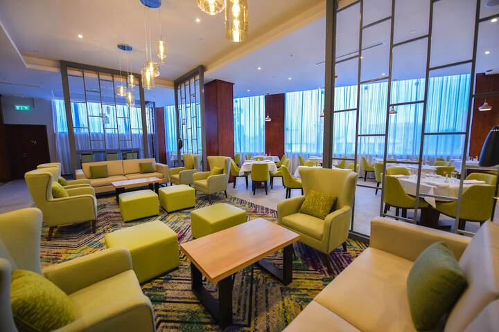 Lounge 37 of 49