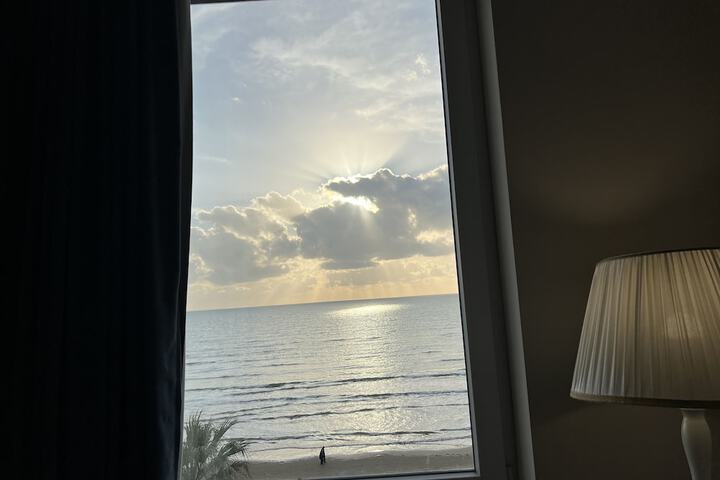 Room 42 of 164