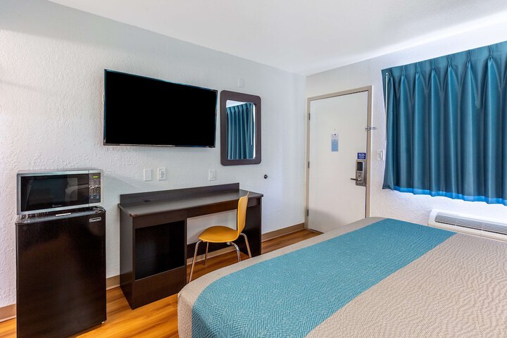 1 King Bed Micfridge (6 of 7)