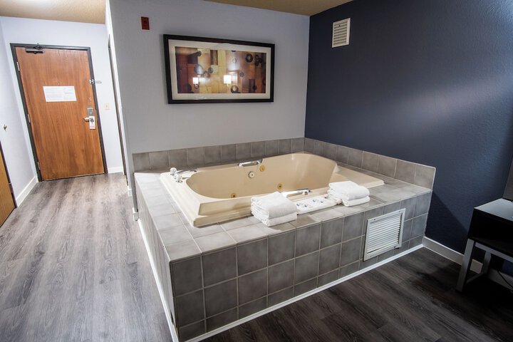 1 King Bed (1 of 15)