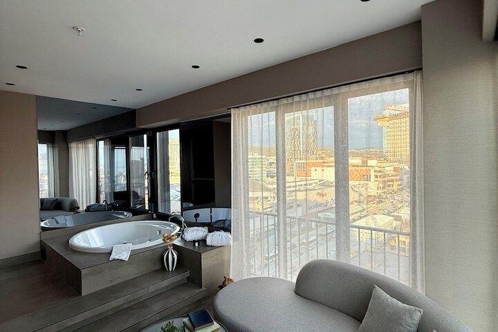Room 33 of 104
