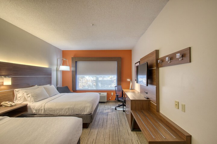 2 Queen Beds (17 of 18)