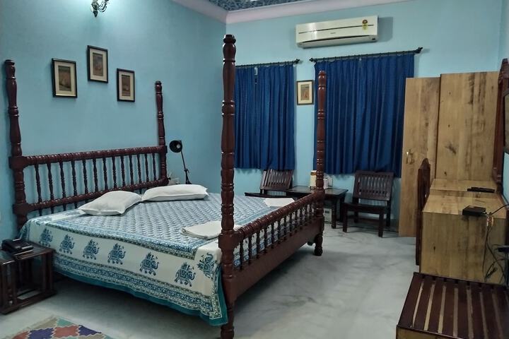 Room 27 of 76