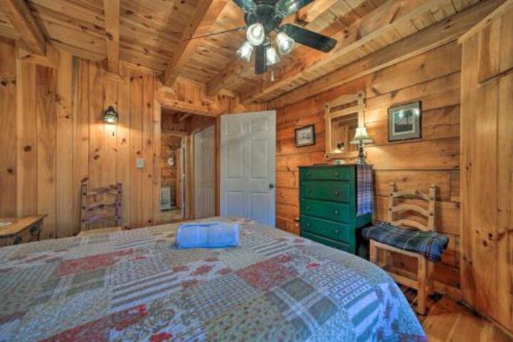 Secluded Smoky Mtn Cabin with Hot Tub and Fire Pit in Bryson City, NC