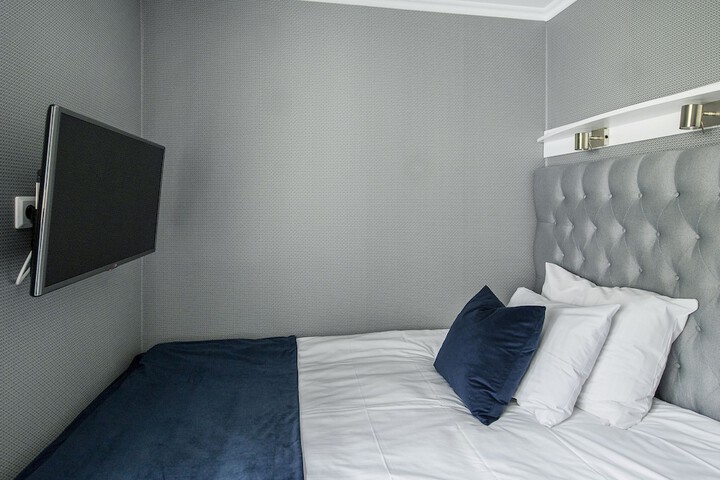 Room 6 of 32
