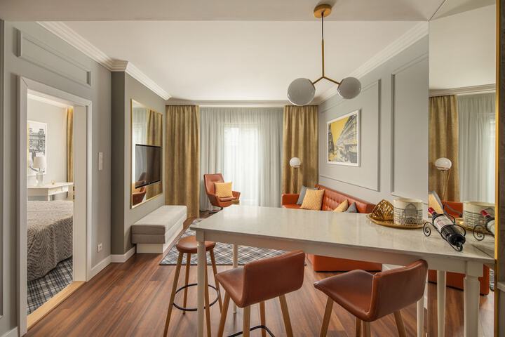 Room 32 of 60