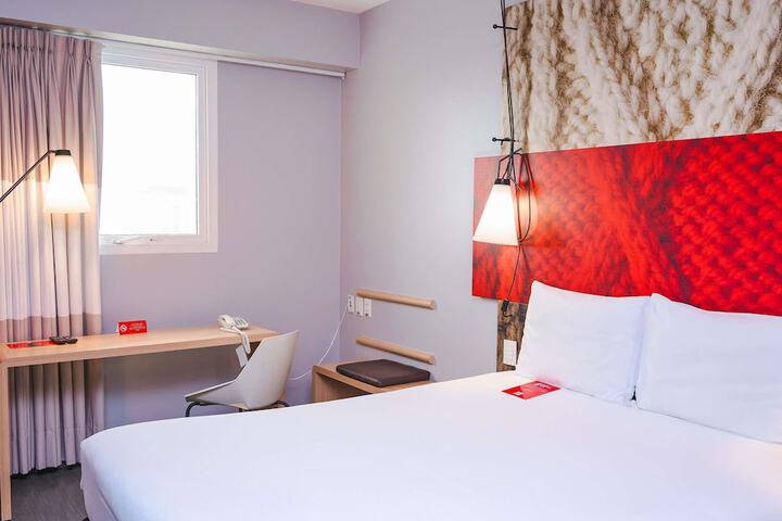 Room 27 of 118