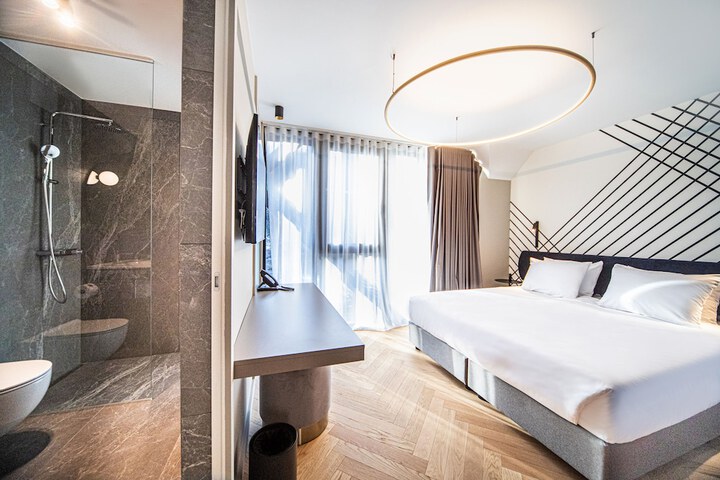 Room 10 of 42
