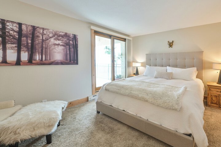 Room 206 of 947
