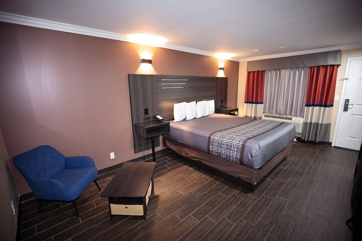1 King Bed (6 of 21)