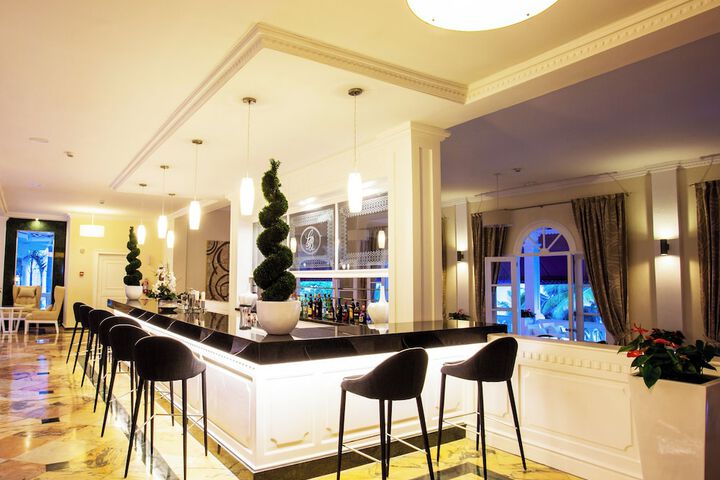 Lounge 28 of 45