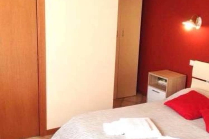 Room 6 of 33