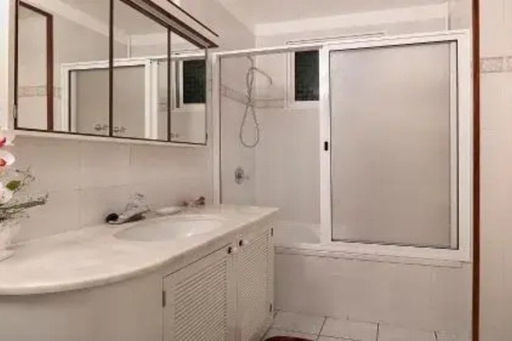 Room 9 of 16