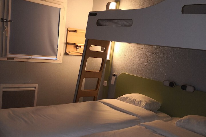 Room 15 of 77