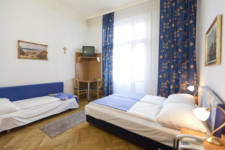 Room 8 of 33