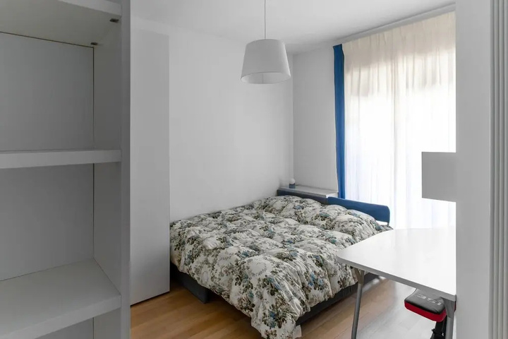Room 4 of 16