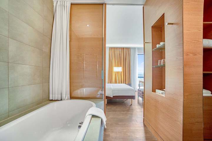Room 71 of 194