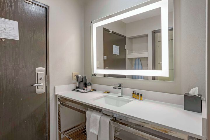 1 King Bed High Speed Internet Accessible 50 Inch Flat Screen Television Microwave and Refrigerator, Coffee Maker, Hairdryer Full Breakfast (2 of 12)