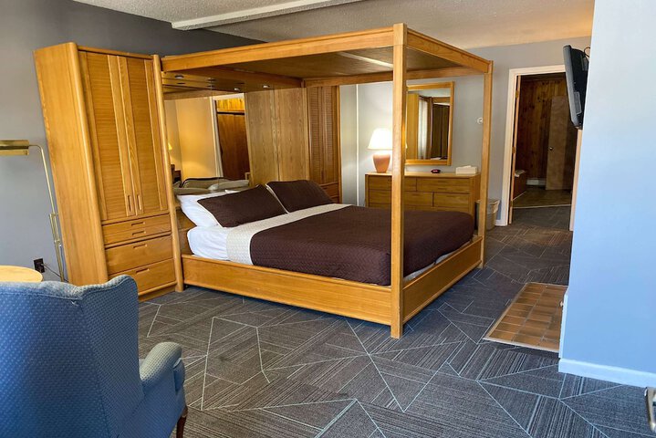 1 King Bed Upper Floor (8 of 10)