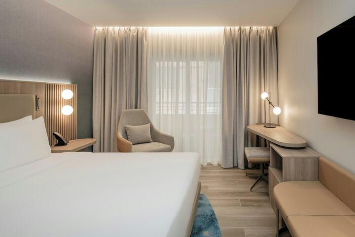 Room 32 of 102