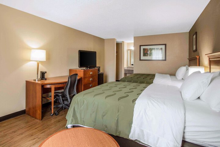 2 Queen Beds (1 of 7)
