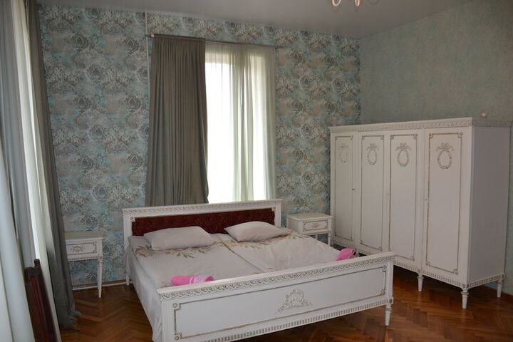 Room 4 of 28
