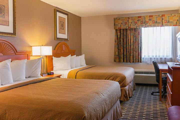 2 Queen Beds (12 of 13)