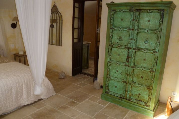 Room 6 of 34